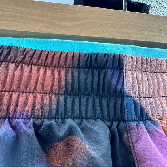 Fabletics Breathe Mid Rise Run Shorts in Meltdown/Crystal Wave/Reflective Silver - Picture 8 of 11